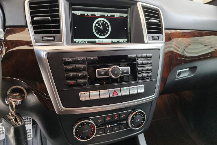 Used Mercedes-Benz M-Class 2014 ML 400 4MATIC Luxury Model Audio And AC Panel