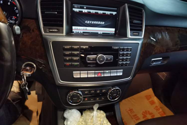 Used Mercedes-Benz M-Class 2014 ML 400 4MATIC Luxury Model Audio And AC Panel