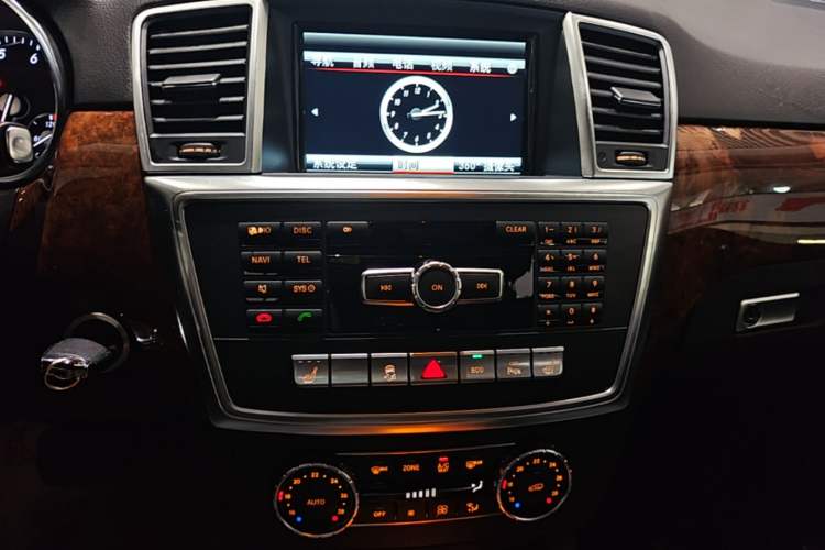 Used Mercedes-Benz M-Class 2014 ML 400 4MATIC Luxury Model Audio And AC Panel
