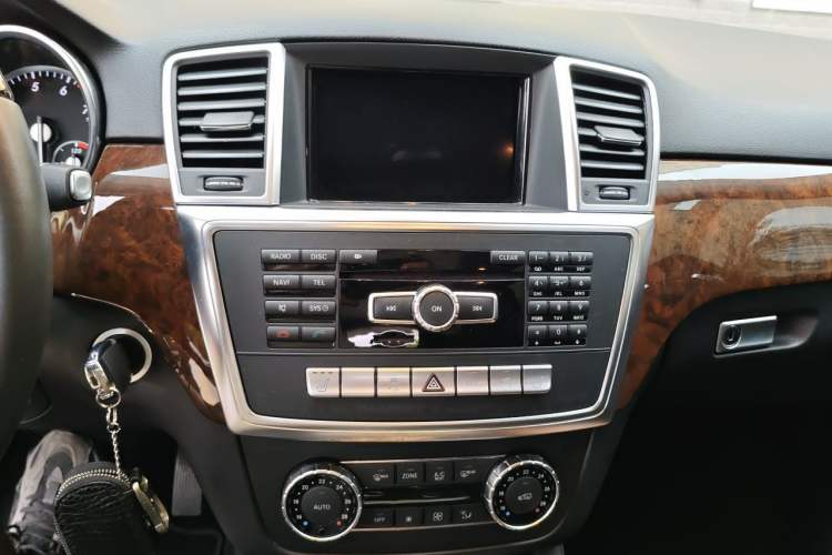 Used Mercedes-Benz M-Class 2014 ML 400 4MATIC Luxury Model Audio And AC Panel