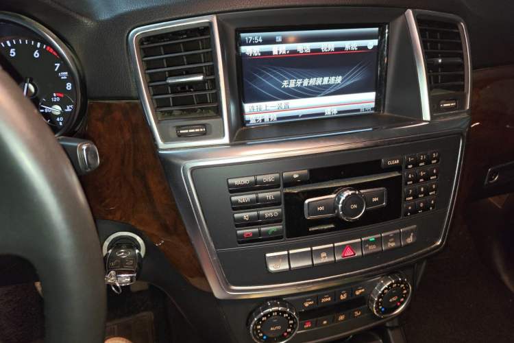 Used Mercedes-Benz M-Class 2014 ML 400 4MATIC Dynamic Model Audio And AC Panel