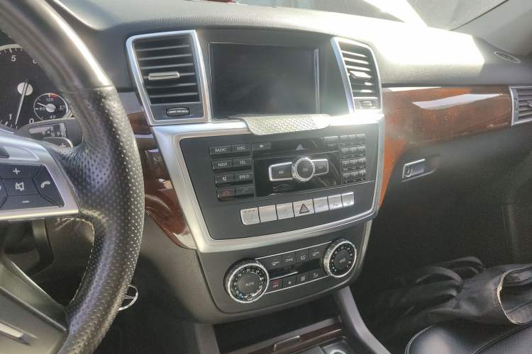 Used Mercedes-Benz M-Class 2014 ML 400 4MATIC Dynamic Model Audio And AC Panel