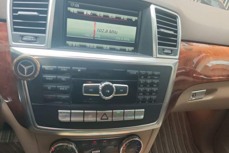 Used Mercedes-Benz M-Class 2014 ML 400 4MATIC Luxury Model Audio And AC Panel