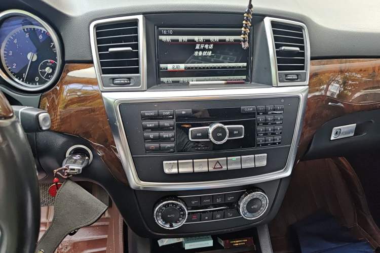 Used Mercedes-Benz M-Class 2014 ML 400 4MATIC Luxury Model Audio And AC Panel