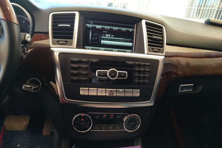 Used Mercedes-Benz M-Class 2014 ML 400 4MATIC Dynamic Model Audio And AC Panel