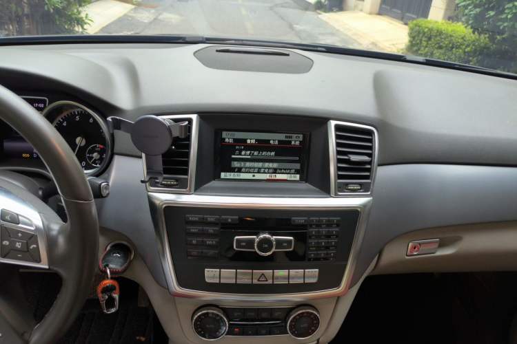 Used Mercedes-Benz M-Class 2014 ML 320 4MATIC Audio And AC Panel