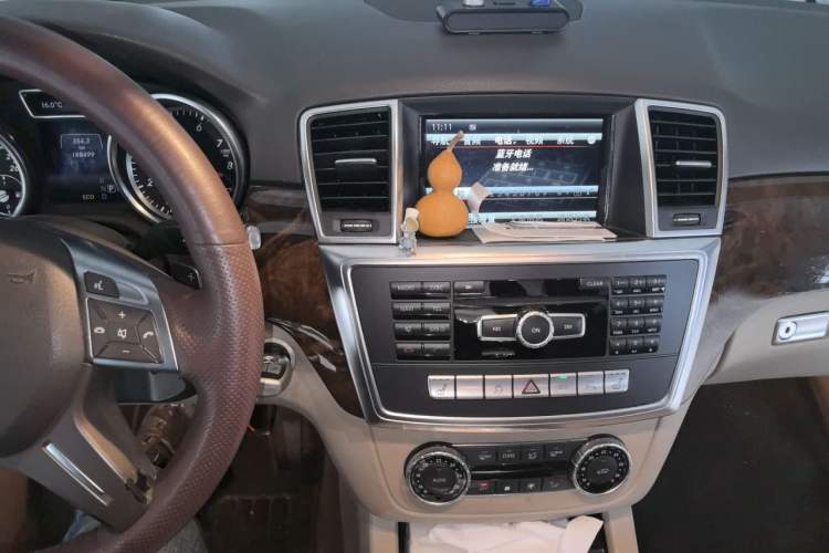 Used Mercedes-Benz M-Class 2014 ML 400 4MATIC Dynamic Model Audio And AC Panel