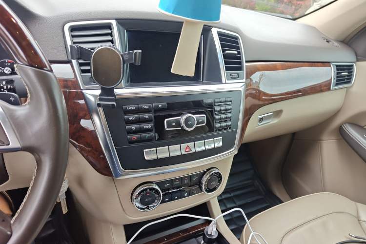 Used Mercedes-Benz M-Class 2014 ML 400 4MATIC Luxury Model Audio And AC Panel
