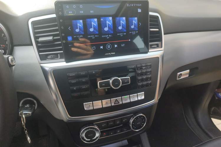 Used Mercedes-Benz M-Class 2014 ML 320 4MATIC Audio And AC Panel