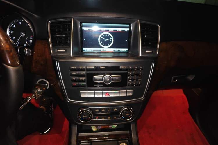 Used Mercedes-Benz M-Class 2014 ML 400 4MATIC Luxury Model Audio And AC Panel