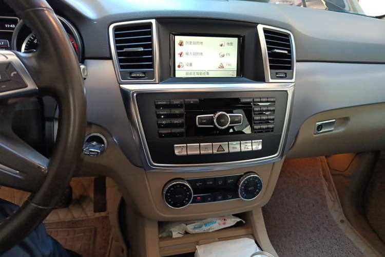 Used Mercedes-Benz M-Class 2014 ML 320 4MATIC Audio And AC Panel