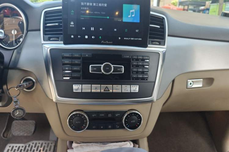 Used Mercedes-Benz M-Class 2014 ML 320 4MATIC Audio And AC Panel