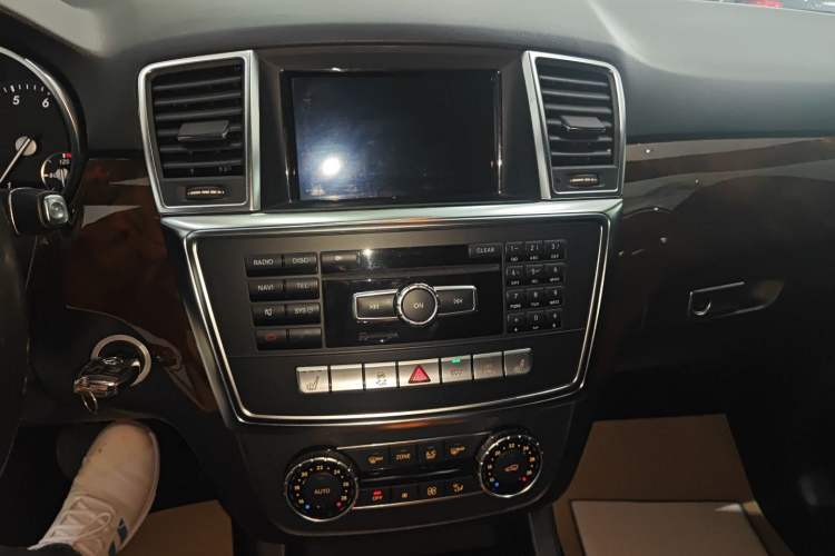 Used Mercedes-Benz M-Class 2014 ML 400 4MATIC Luxury Model Audio And AC Panel