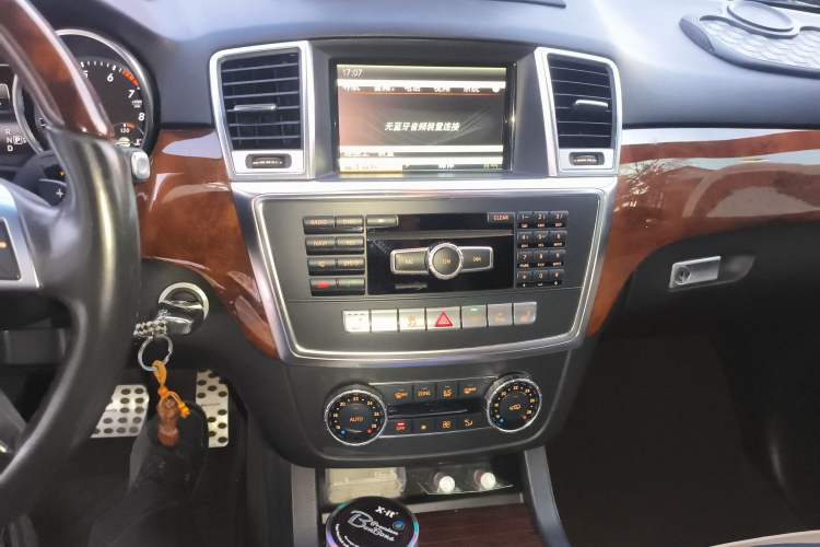 Used Mercedes-Benz M-Class 2014 ML 400 4MATIC Luxury Model Audio And AC Panel