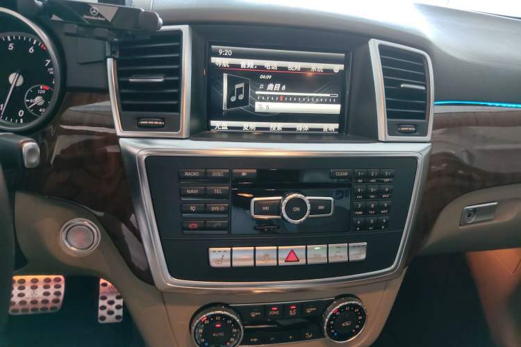 Used Mercedes-Benz M-Class 2014 ML 400 4MATIC Dynamic Model Audio And AC Panel