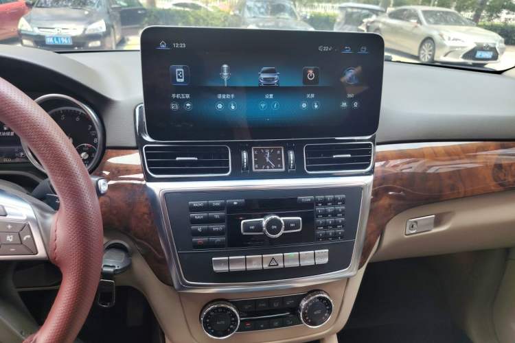 Used Mercedes-Benz M-Class 2014 ML 400 4MATIC Luxury Model Audio And AC Panel