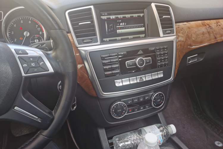 Used Mercedes-Benz M-Class 2014 ML 400 4MATIC Dynamic Model Audio And AC Panel