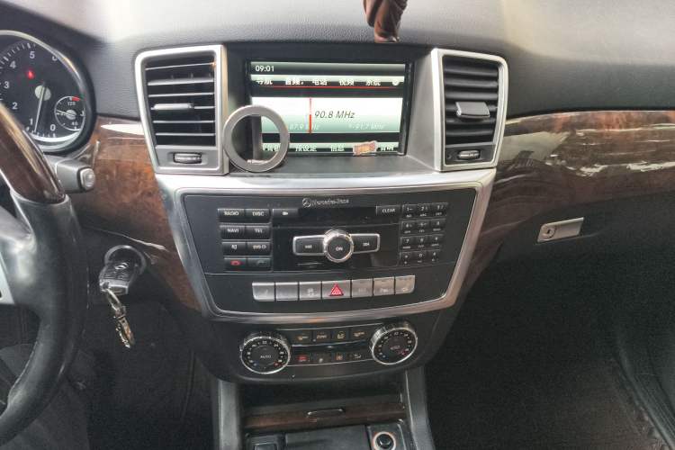 Used Mercedes-Benz M-Class 2014 ML 400 4MATIC Luxury Model Audio And AC Panel