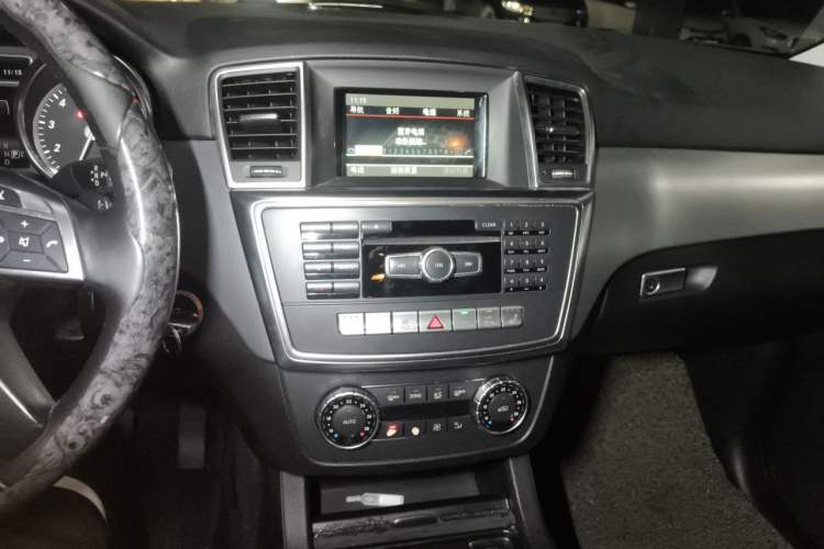 Used Mercedes-Benz M-Class 2014 ML 320 4MATIC Audio And AC Panel