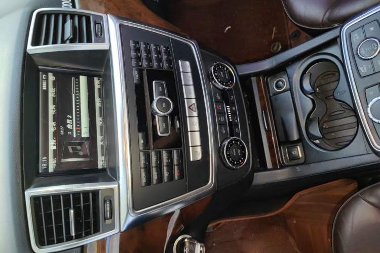 Used Mercedes-Benz M-Class 2014 ML 400 4MATIC Dynamic Model Audio And AC Panel