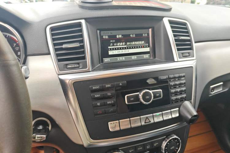Used Mercedes-Benz M-Class 2014 ML 320 4MATIC Audio And AC Panel