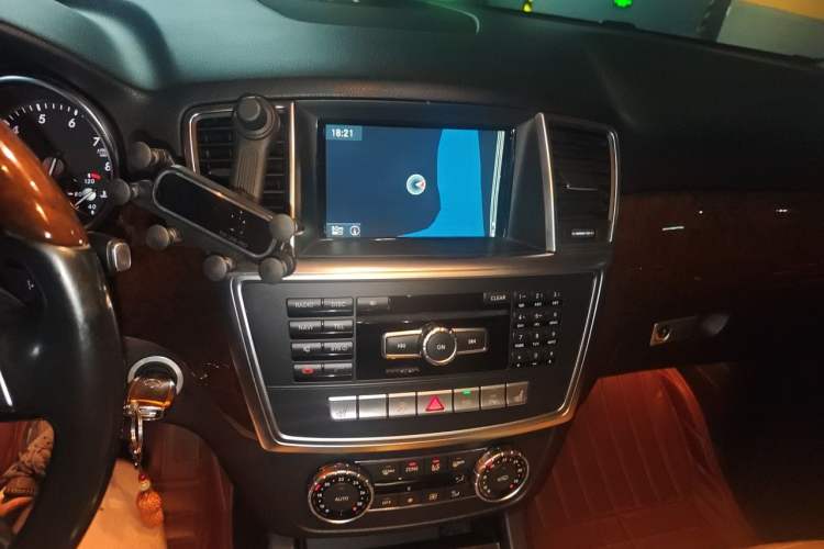 Used Mercedes-Benz M-Class 2014 ML 400 4MATIC Luxury Model Audio And AC Panel