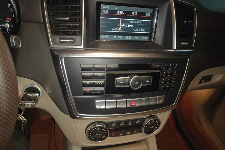 Used Mercedes-Benz M-Class 2014 ML 320 4MATIC Audio And AC Panel