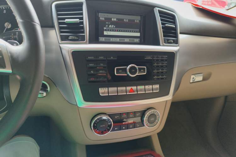 Used Mercedes-Benz M-Class 2014 ML 320 4MATIC Audio And AC Panel