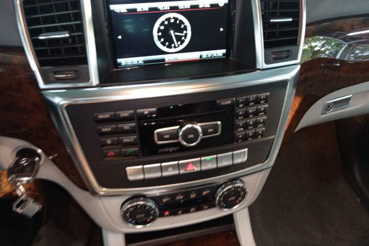 Used Mercedes-Benz M-Class 2014 ML 400 4MATIC Dynamic Model Audio And AC Panel