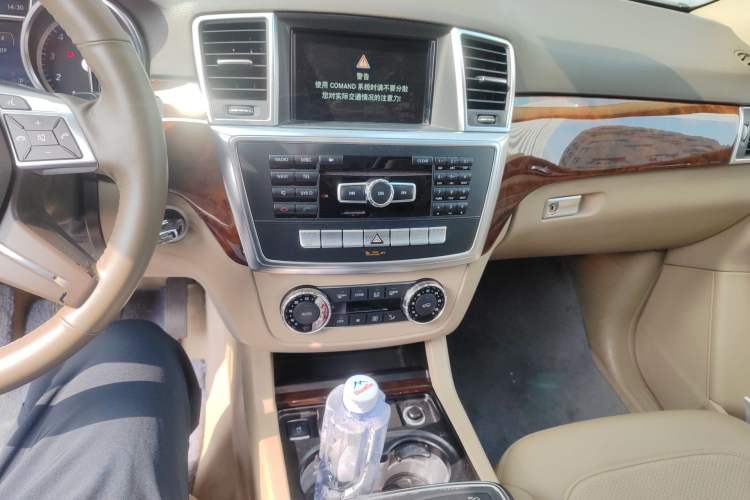 Used Mercedes-Benz M-Class 2014 ML 400 4MATIC Dynamic Model Audio And AC Panel