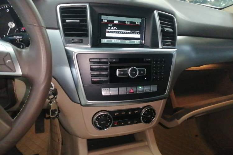 Used Mercedes-Benz M-Class 2014 ML 320 4MATIC Audio And AC Panel