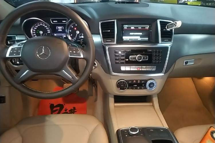 Used Mercedes-Benz M-Class 2014 ML 320 4MATIC Audio And AC Panel