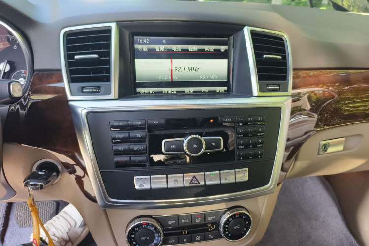 Used Mercedes-Benz M-Class 2014 ML 400 4MATIC Dynamic Model Audio And AC Panel