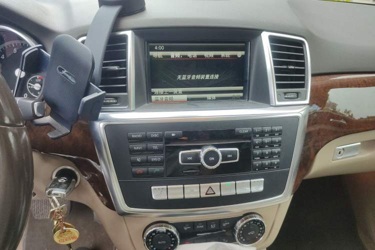 Used Mercedes-Benz M-Class 2014 ML 400 4MATIC Dynamic Model Audio And AC Panel