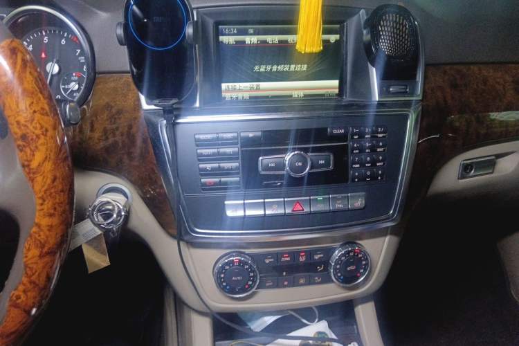 Used Mercedes-Benz M-Class 2014 ML 400 4MATIC Dynamic Model Audio And AC Panel