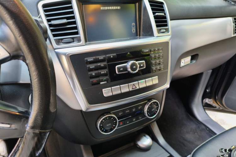 Used Mercedes-Benz M-Class 2014 ML 320 4MATIC Audio And AC Panel