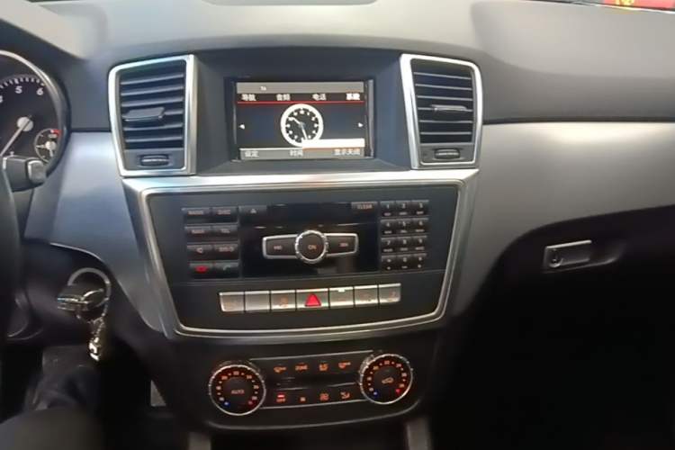 Used Mercedes-Benz M-Class 2014 ML 320 4MATIC Audio And AC Panel