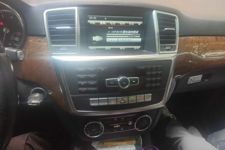 Used Mercedes-Benz M-Class 2014 ML 400 4MATIC Luxury Model Audio And AC Panel