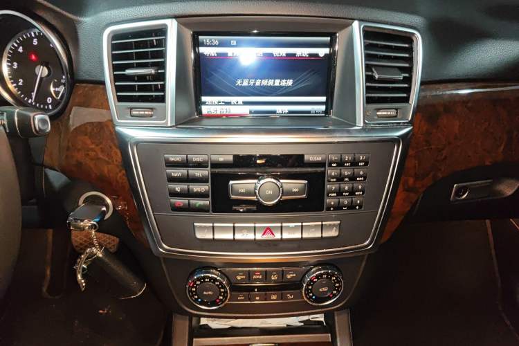Used Mercedes-Benz M-Class 2014 ML 400 4MATIC Luxury Model Audio And AC Panel