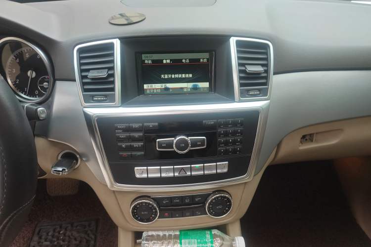 Used Mercedes-Benz M-Class 2014 ML 320 4MATIC Audio And AC Panel