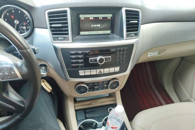 Used Mercedes-Benz M-Class 2014 ML 320 4MATIC Audio And AC Panel