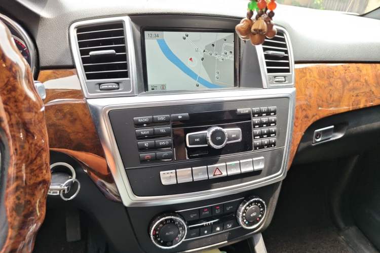 Used Mercedes-Benz M-Class 2014 ML 400 4MATIC Luxury Model Audio And AC Panel