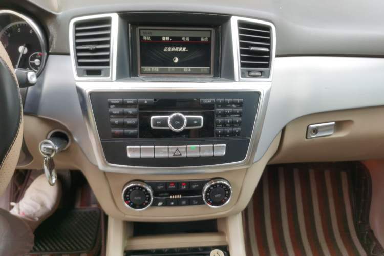 Used Mercedes-Benz M-Class 2014 ML 320 4MATIC Audio And AC Panel