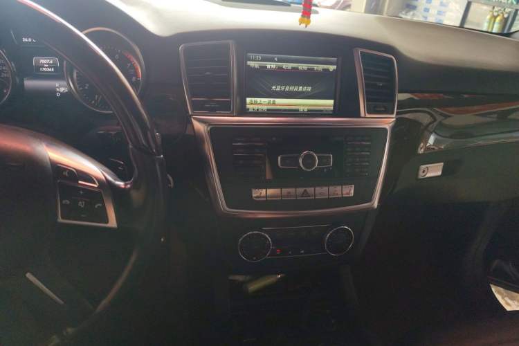 Used Mercedes-Benz M-Class 2014 ML 400 4MATIC Luxury Model Audio And AC Panel