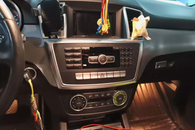 Used Mercedes-Benz M-Class 2014 ML 320 4MATIC Audio And AC Panel