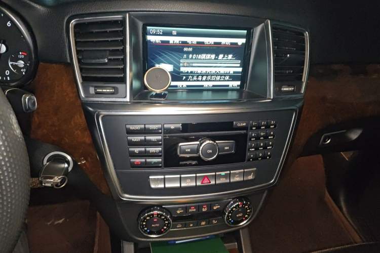 Used Mercedes-Benz M-Class 2014 ML 400 4MATIC Dynamic Model Audio And AC Panel