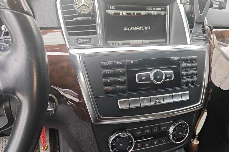 Used Mercedes-Benz M-Class 2014 ML 400 4MATIC Luxury Model Audio And AC Panel