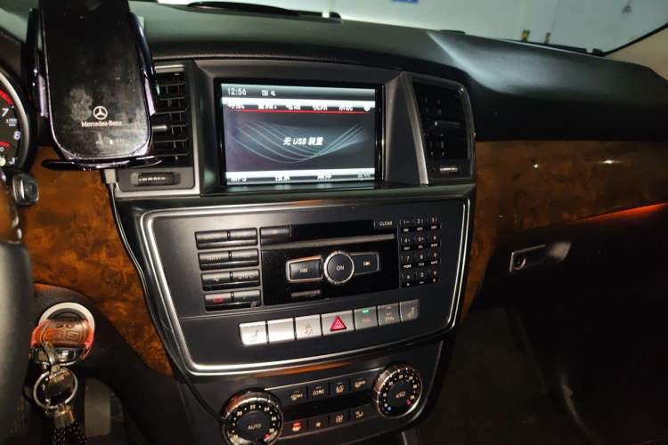 Used Mercedes-Benz M-Class 2014 ML 400 4MATIC Luxury Model Audio And AC Panel