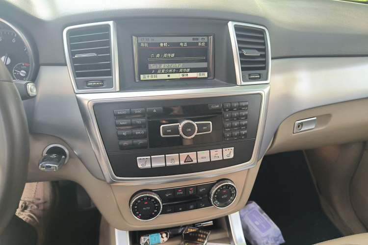 Used Mercedes-Benz M-Class 2014 ML 320 4MATIC Audio And AC Panel
