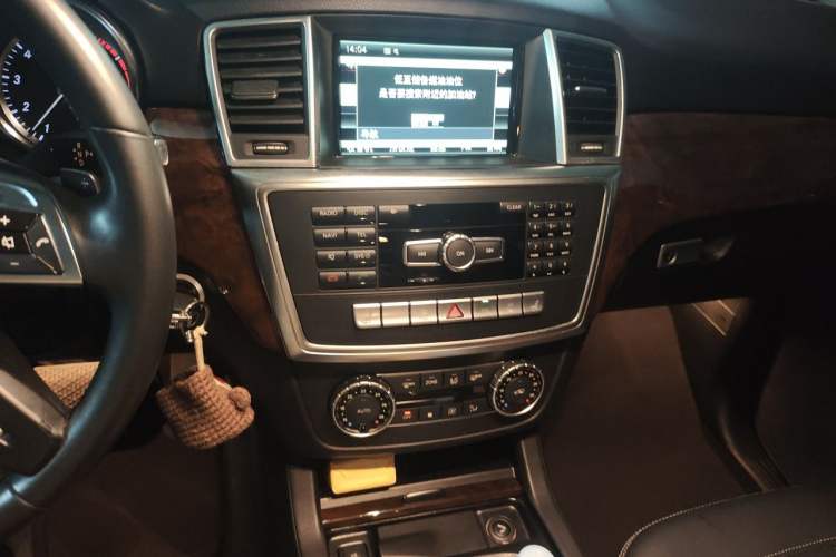 Used Mercedes-Benz M-Class 2014 ML 400 4MATIC Dynamic Model Audio And AC Panel
